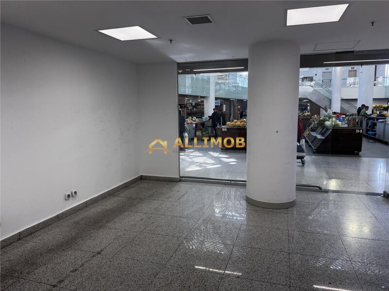 Piata Sudului, spatiu comercial.