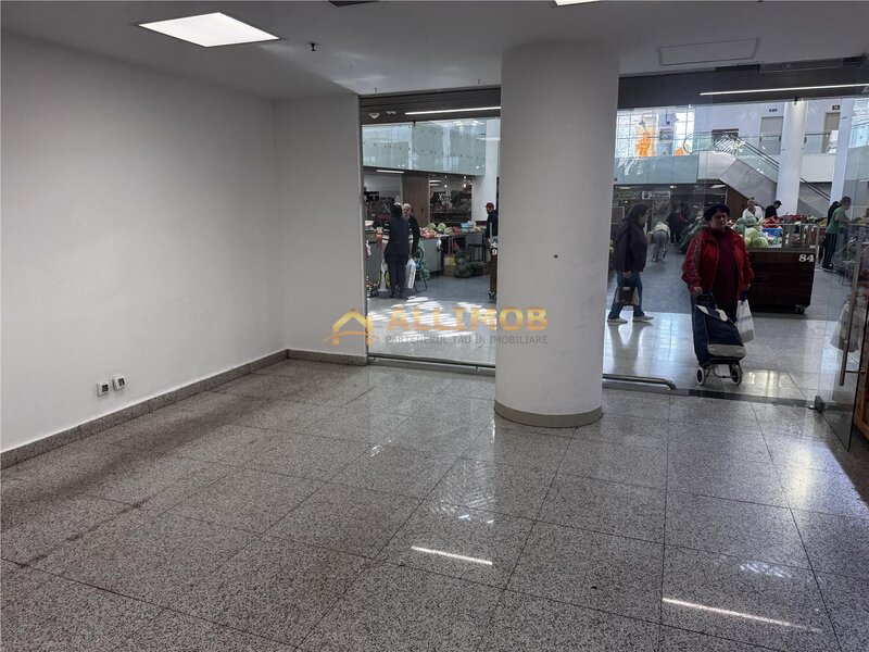 Piata Sudului, spatiu comercial.